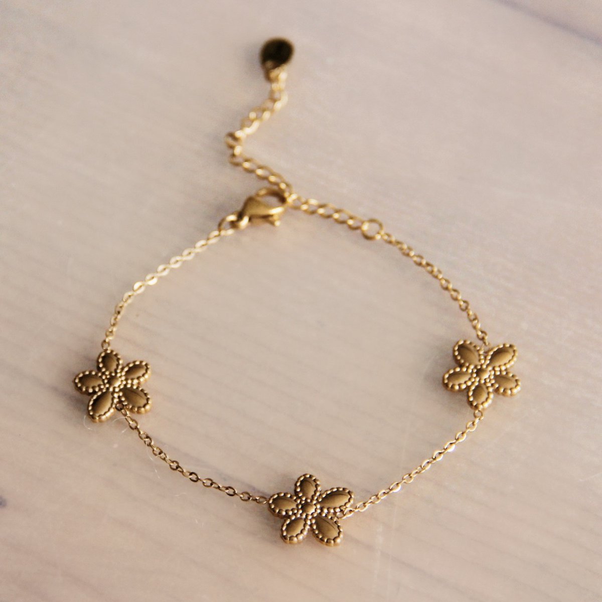 Stainless steel bracelet with 3 flowers – gold