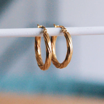 Stainless steel round hoop earring twisted '25mm' - gold